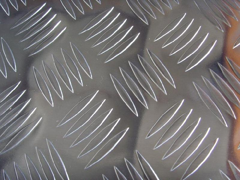 西南厂家直销彩涂鹅卵石压花铝板，彩涂菱形压花铝板，大五条形花纹铝板