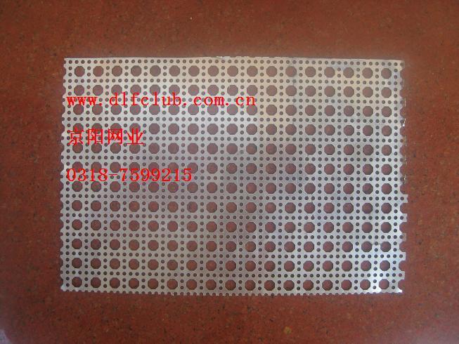 河北安平铝板冲孔网生产供应商，供应圆孔铝板网   长空铝板冲孔网图片