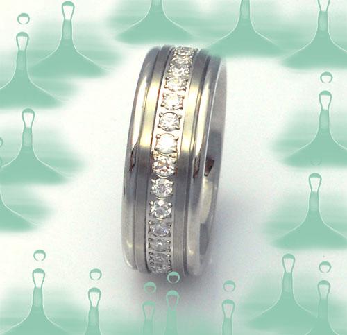 供应引领不锈钢首饰潮流的情侣戒指 高档镶施华洛世奇戒指