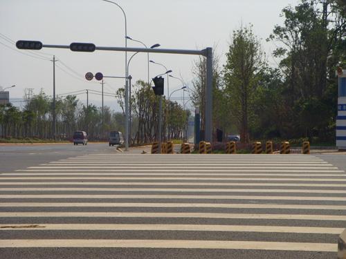 东莞市车流导向标线厂家供应广东道路车流导向标线施工、行驶标线、人行道标线。