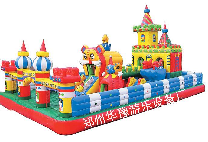 供应华豫游乐大型充气玩具快乐城堡图片