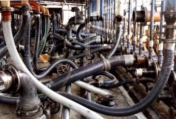 泊头市凯达石油设备有限公司专业制造复合软管 化工软管 油罐车输油管
