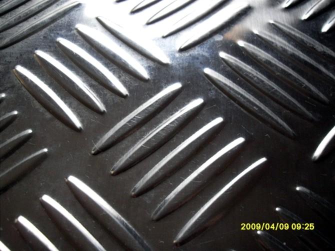 供应枣庄防滑彩色不锈钢压纹板，201不锈钢压纹板，防滑压纹板