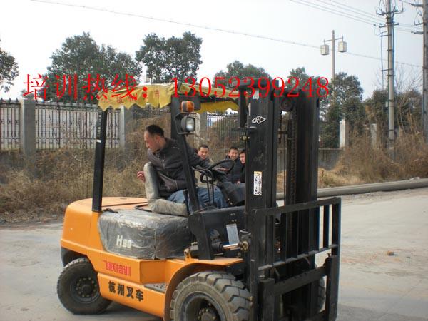 上海市挖掘机培训厂家上海新场张家桥惠南镇叉车培训,审证价格低13052399248挖