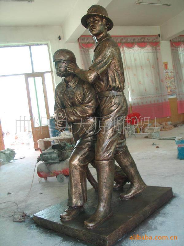供应玻璃钢消防人物救火英雄雕塑  消防员雕塑消防公园主题雕塑