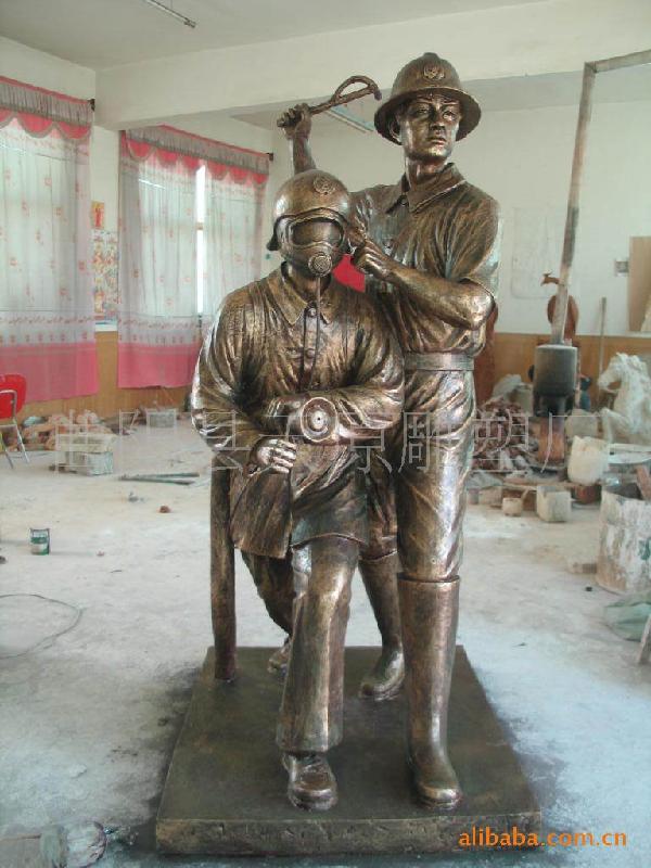 供应玻璃钢消防人物救火英雄雕塑  消防员雕塑消防公园主题雕塑