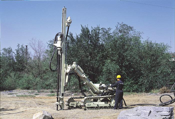 供应履带式潜孔CM351液压钻机