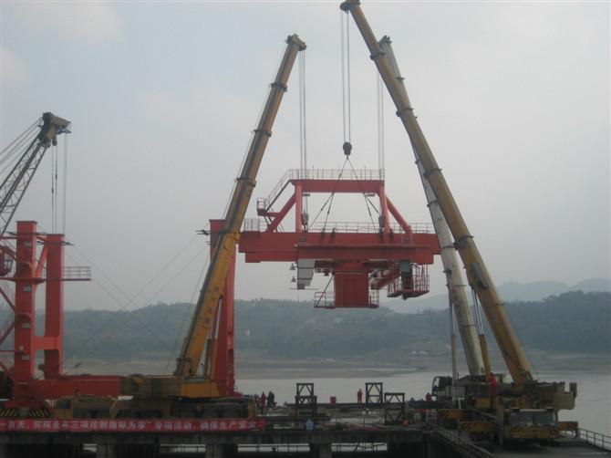 供应重庆300吨吊车、履带吊、汽车吊