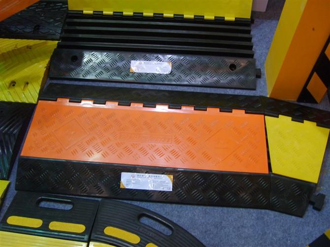 供应桂丰线槽板对车磨损少无噪音减震性抗压性极好橡胶线槽板厂家图片