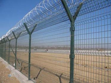 供应护栏网 用于高速公路、铁路、机场、草场边界的隔离防护等。