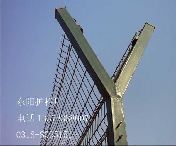 厂家专业生厂供应高安全机场护栏网，军事基地隔离栅图片
