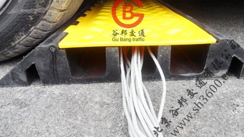 供应潍坊橡胶过线槽青岛电缆过线槽图片