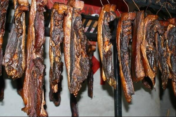 供应农家烟熏五香腊肉苗侗食品烟肉熏肉图片