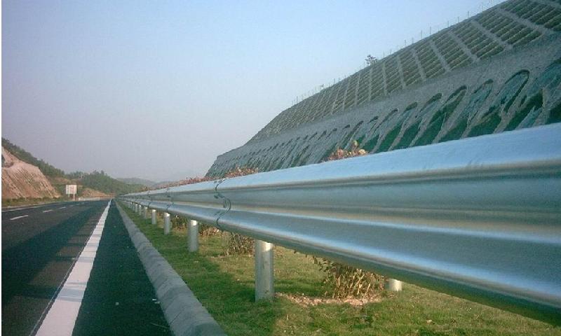 高速公路热镀锌波形钢护栏板供应高速公路热镀锌波形钢护栏板