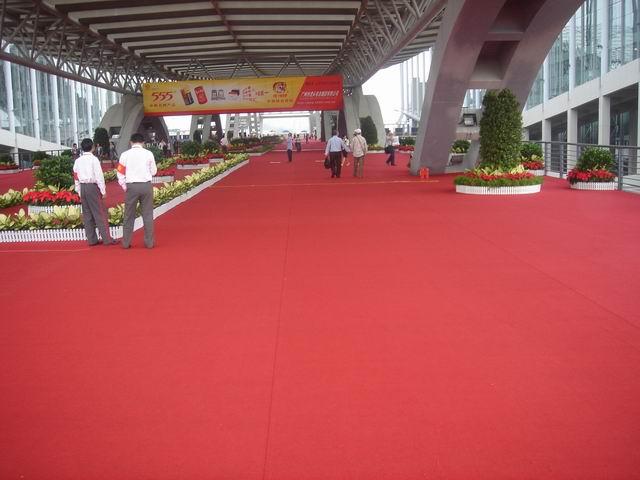 供应高质量多规格涤纶大红展览地毯