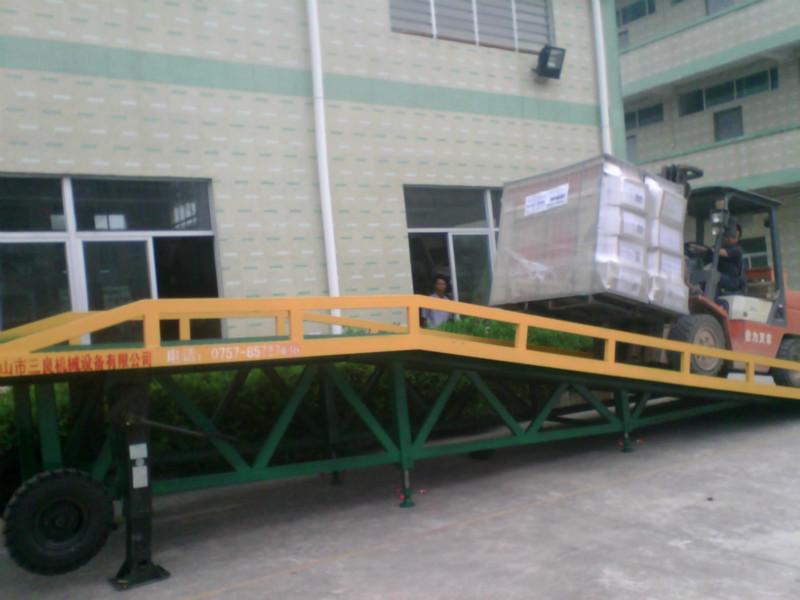 供应广州新型手动可移动式装箱平台厂家图片