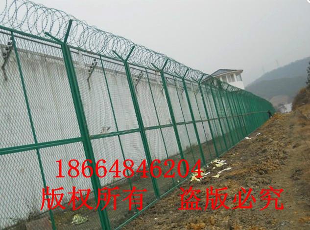 带刺铁丝护栏网，广州刀片刺绳围栏网、云浮场地护栏网图