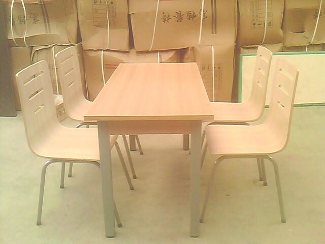 厂家直销：钢木餐桌椅，简式中餐桌椅，曲木分体快餐桌椅，肯德基吧凳