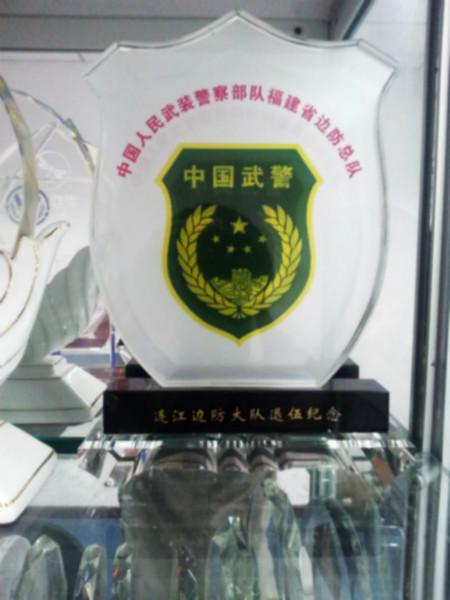 供应广州水晶部队纪念品制作，老兵退伍纪念品定做，图片