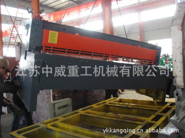 供应江苏剪板机本机采用钢板焊接结构，液压传动，氮气缸回程