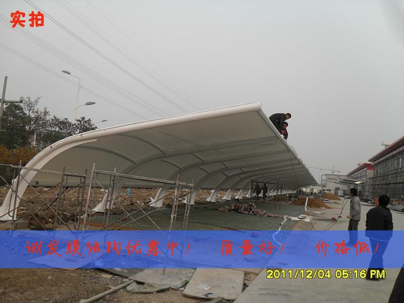 供应上海欢乐谷膜结构停车棚的安装图片