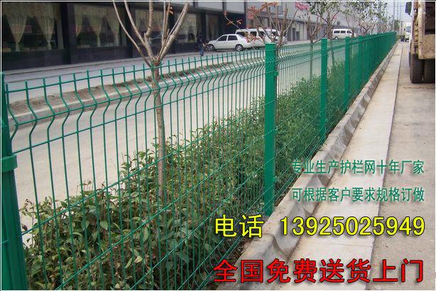 护栏网现货 热镀锌钢丝网浸塑后可用十年 广州护栏网价格图片