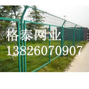 深圳仓库隔离栅，小区围栏网，高速公路护栏网，三角折弯护栏便宜
