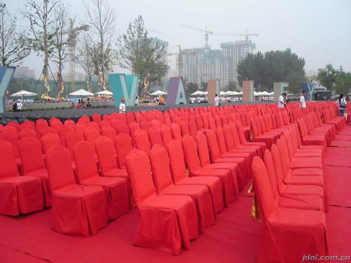供应济南出租长条桌 租赁桌子（白色/红色桌布）