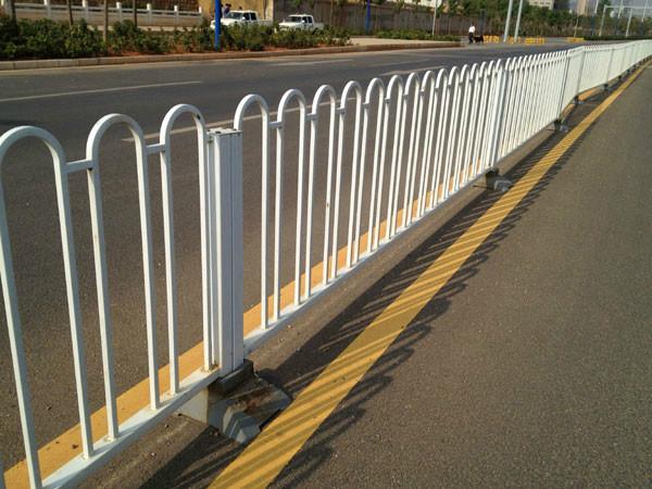 供应大理市政道路隔离栏中央隔离栏、护栏机非栏