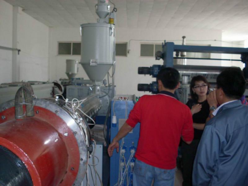 供应青岛中塑PE防腐保温管材生产设备图片
