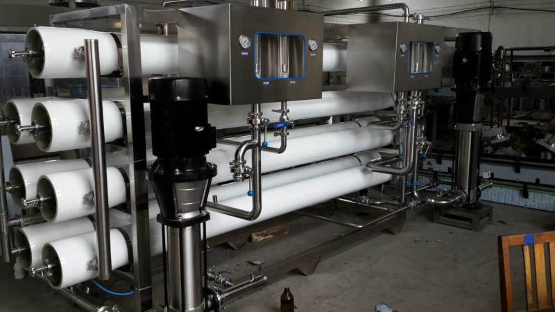供应纯净水系统及瓶装水灌装设备制造商，由廊坊兴达提供各种规格纯净水、反渗透设备生产厂家图片
