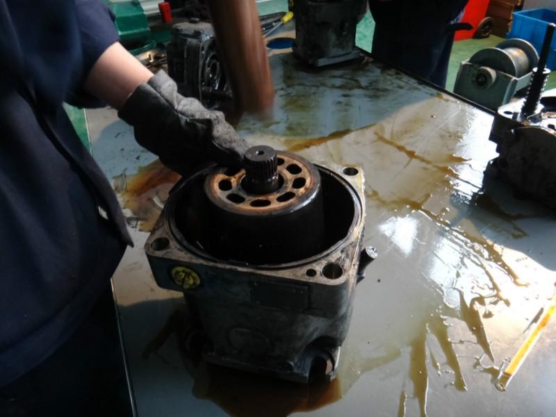 供应掘进机液压泵维修图片